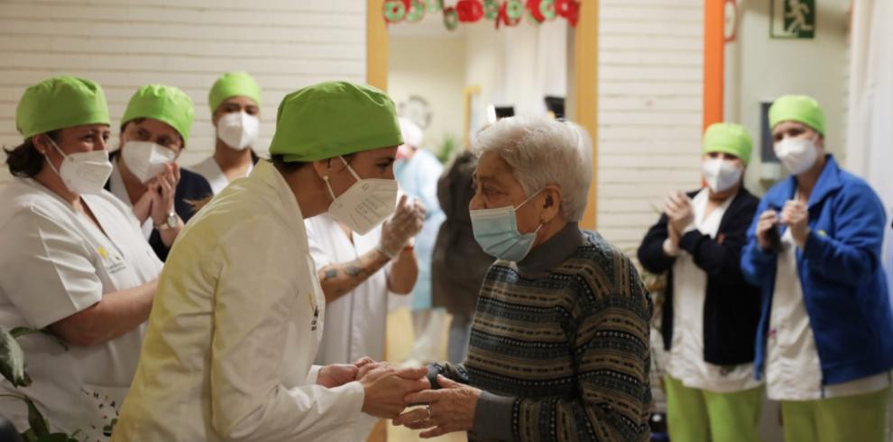 Lidia Navarro, de 84 años, y José Bruballa, de 86, los primeros vacunados contra el coronavirus en la provincia de Huesca