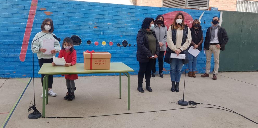 La Caja de las Palabras Mágicas llega al primer cole de Aragón para que los niños trasladen a las residencias de mayores mensajes de cariño y apoyo esta Navidad