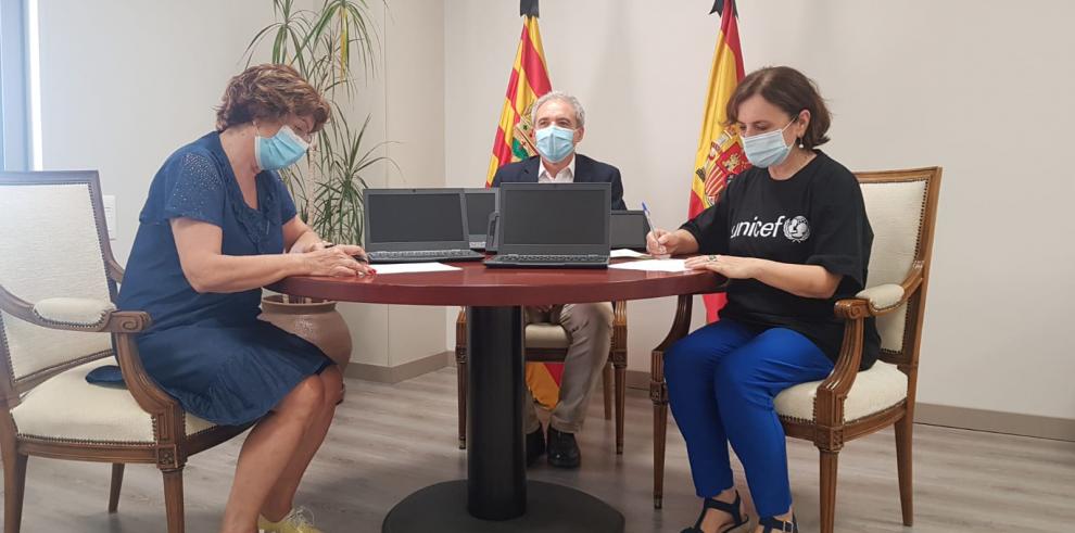 Unicef dona 217 tablets y ordenadores portátiles para los niños en centros de acogida de Aragón