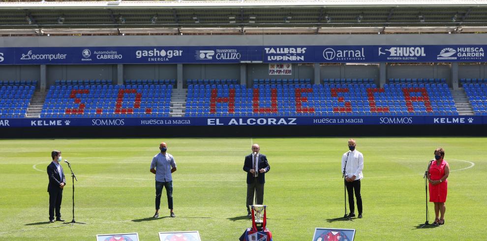 Homenaje en El Alcoraz a la SD Huesca por su ascenso a Primera y lograr el campeonato de segunda división