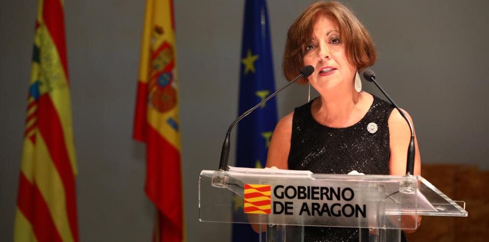 Ana Alcolea recibe el Premio de las Letras Aragonesas 2019 en la fiesta de las letras más atípica