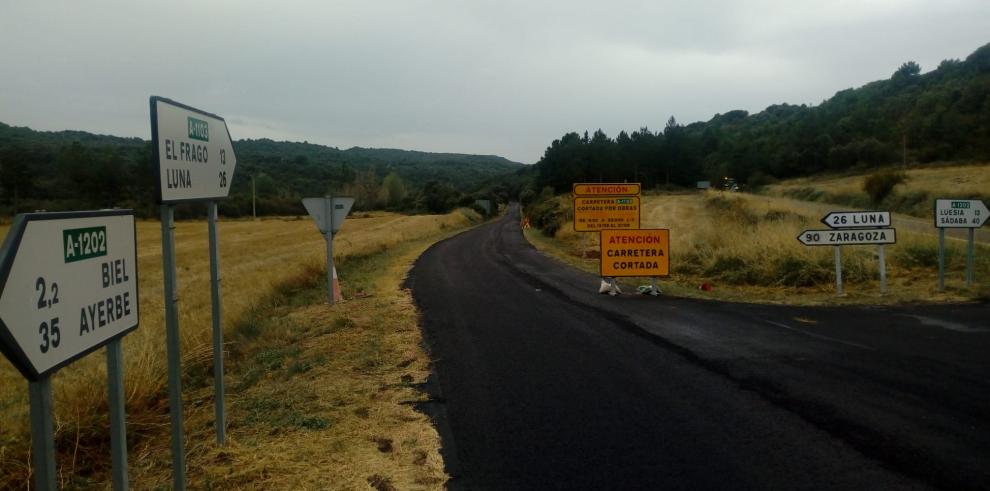 Corte del tráfico en la carretera A-1103 entre las localidades de Luna, El Frago y Biel