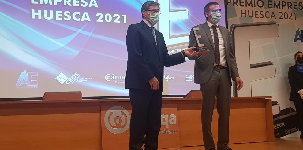 Arturo Aliaga entrega el Premio Empresa Huesca 2021 a la empresa Litera Meat de Binéfar