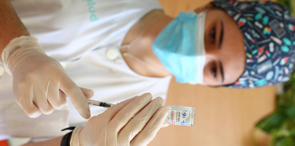 Comienza la vacunación en profesionales sanitarios de Atención Especializada en Aragón
