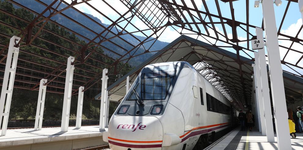 Los trenes ya circulan por la nueva estación de Canfranc