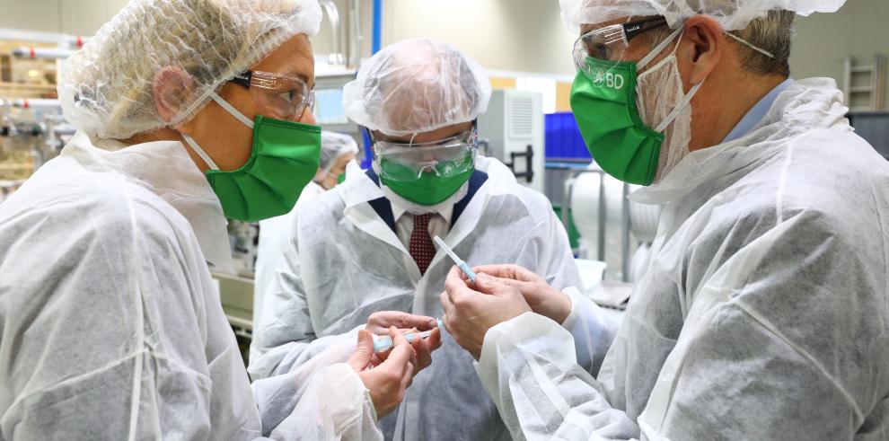 Lambán visita la planta de Becton Dickinson en Fraga, referente en fabricación de la jeringa especial para la vacuna del COVID-19
