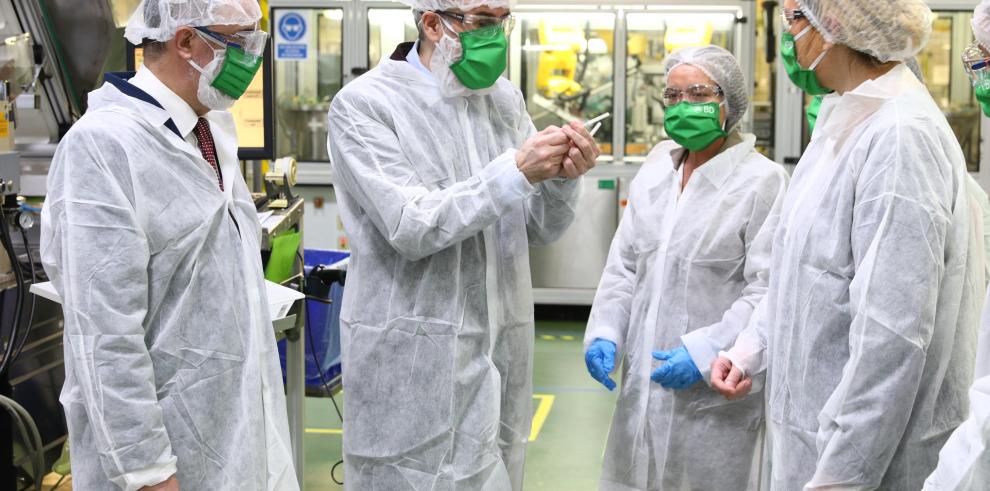 Lambán visita la planta de Becton Dickinson en Fraga, referente en fabricación de la jeringa especial para la vacuna del COVID-19