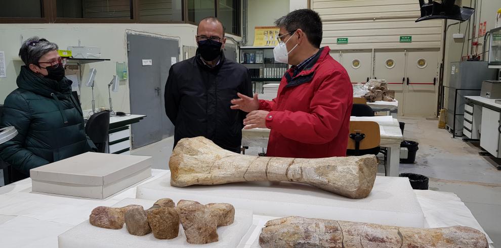 Felipe Faci celebra con los investigadores de Dinópolis el descubrimiento de más de 400 nuevas huellas de dinosaurios en El Castellar