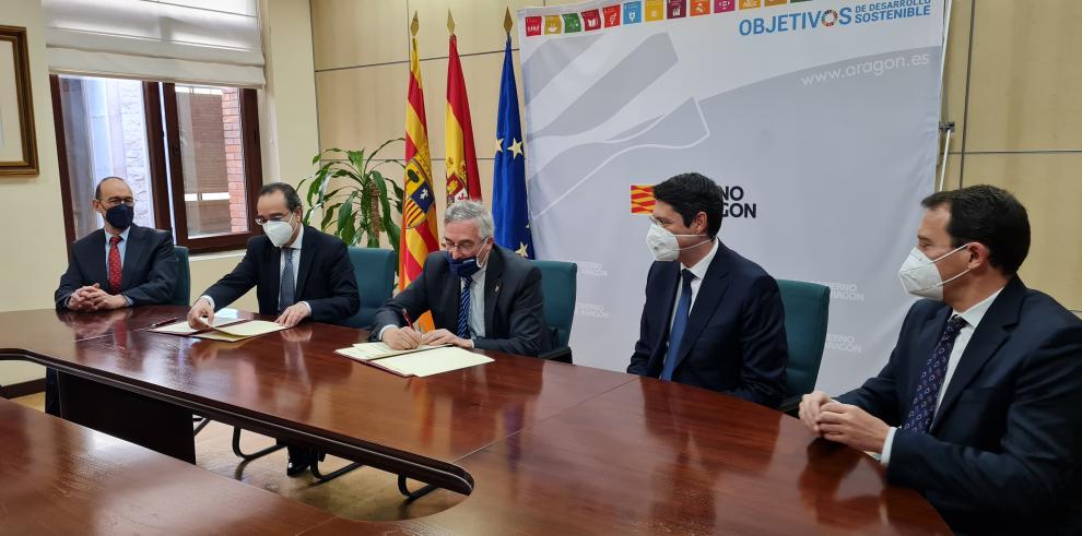 El Gobierno de Aragón y Endesa firman un convenio de colaboración para la protección de la avifauna