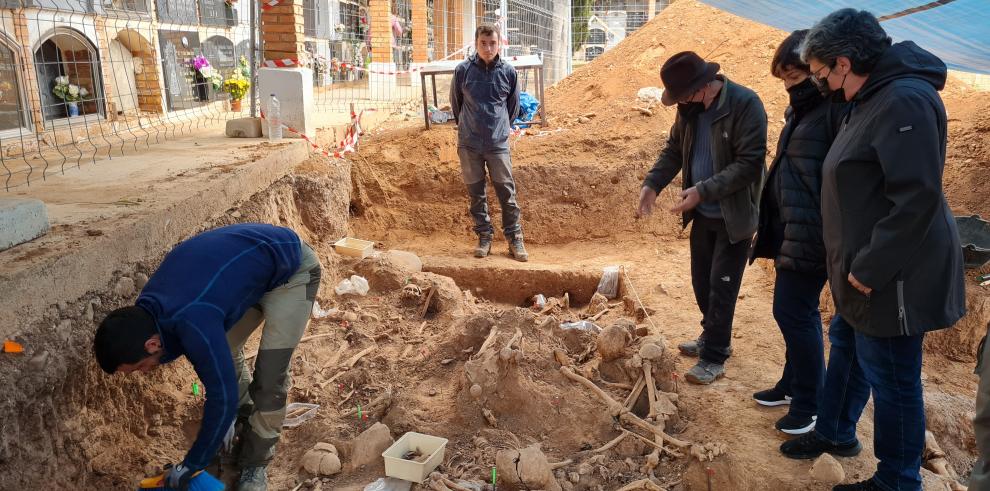 La directora de Patrimonio Cultural visita los trabajos de exhumación que se llevan a cabo en Belchite