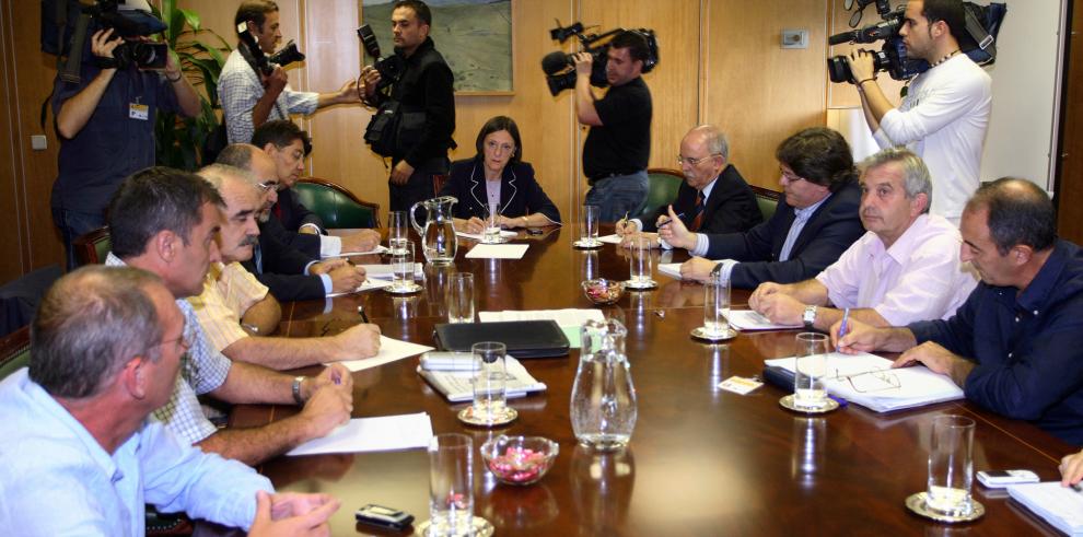 Gobierno de Aragón, Gobierno de España y representantes de los trabajadores coordinan sus posturas ante el futuro de Opel en una reunión celebrada en Madrid