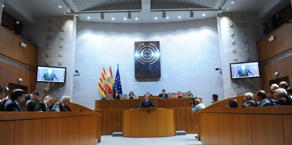 Fotografías de la intervención del presidente de Aragón en el debate de política general o del estado de la Comunidad Autónoma 2009
