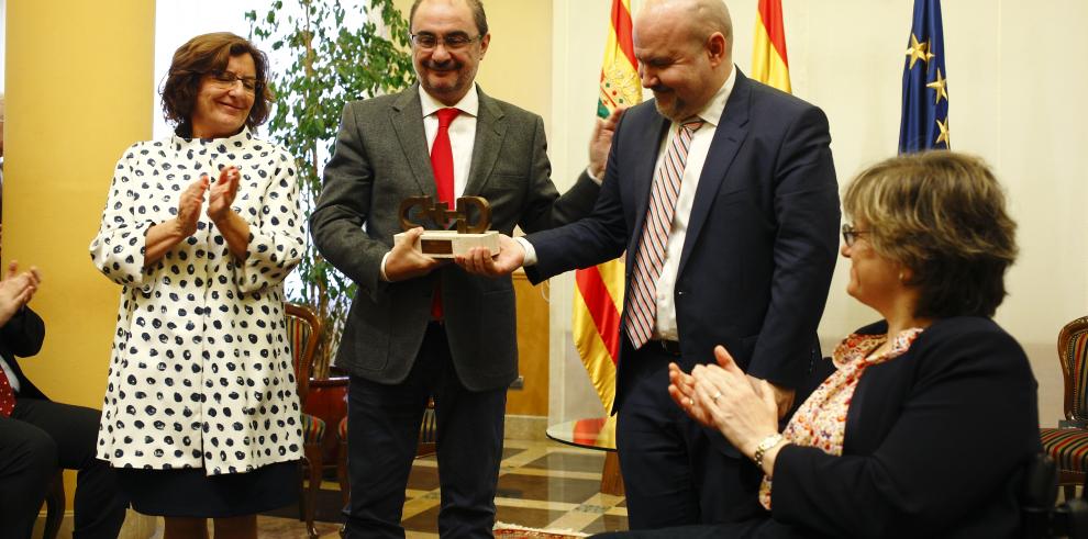 El movimiento de la discapacidad en España entrega el premio al Gobierno de Aragón por la regulación legal del concierto social