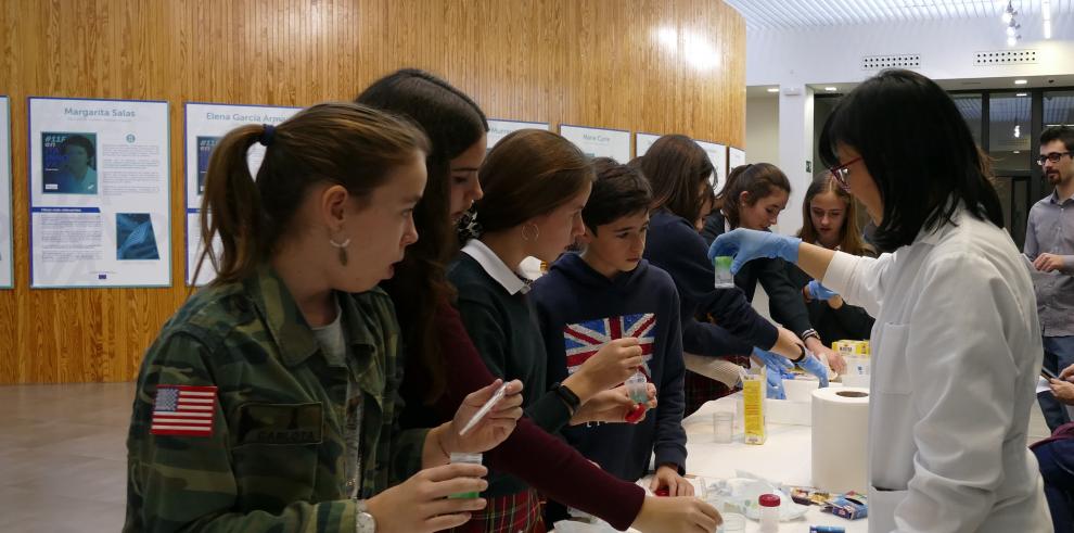 80 niñas juegan a ser científicas en ITAINNOVA con motivo del 11F