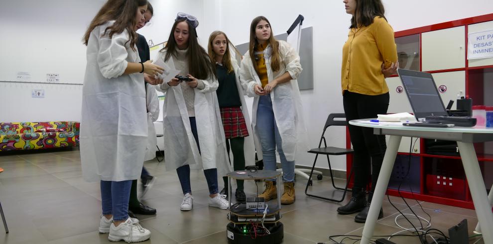 80 niñas juegan a ser científicas en ITAINNOVA con motivo del 11F