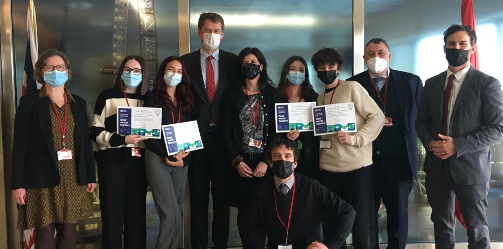 Estudiantes del IES Pedro de Luna presentan sus ideas contra la crisis climática a la embajada británica