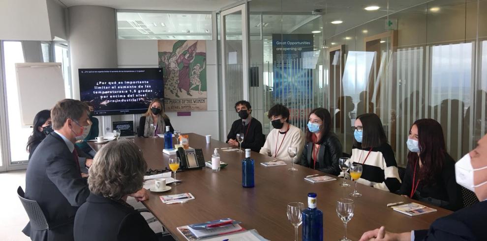 Estudiantes del IES Pedro de Luna presentan sus ideas contra la crisis climática a la embajada británica