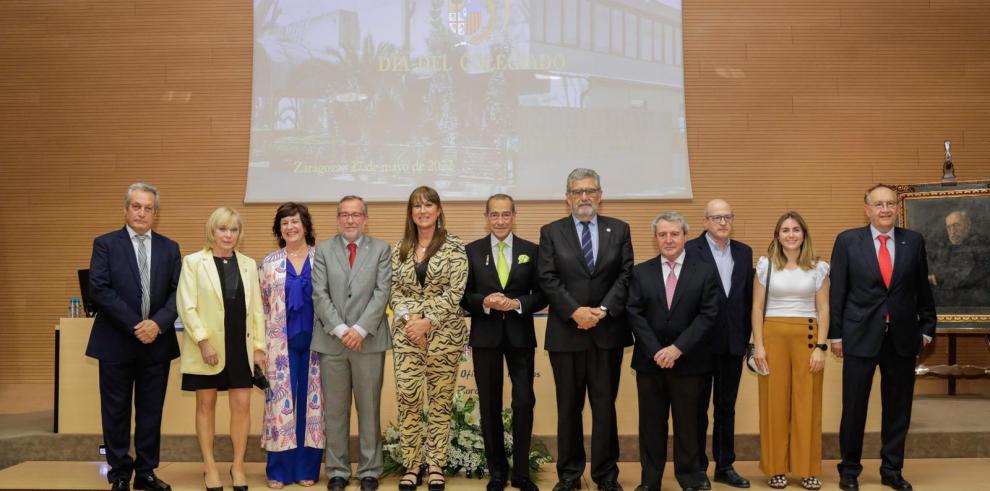 Foto de familia del día del colegiado que ha celebrado el Colegio de Médicos de Zaragoza.