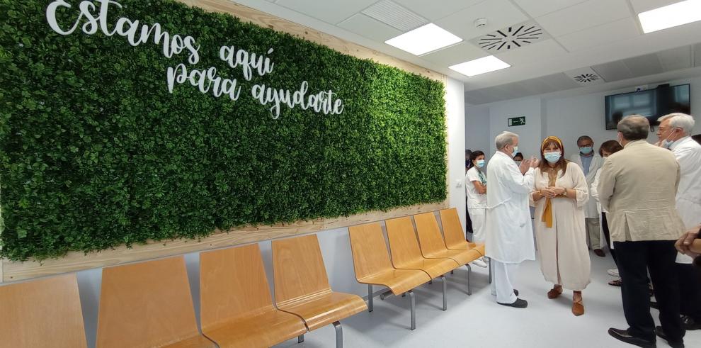 La consejera de Sanidad, Sira Repollés, ha visitado los nuevos espacios del Hospital de Día Oncológico.