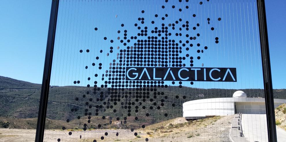 Foto del reclamo exterior que ya se ha colocado junto a la entrada de Galáctica.