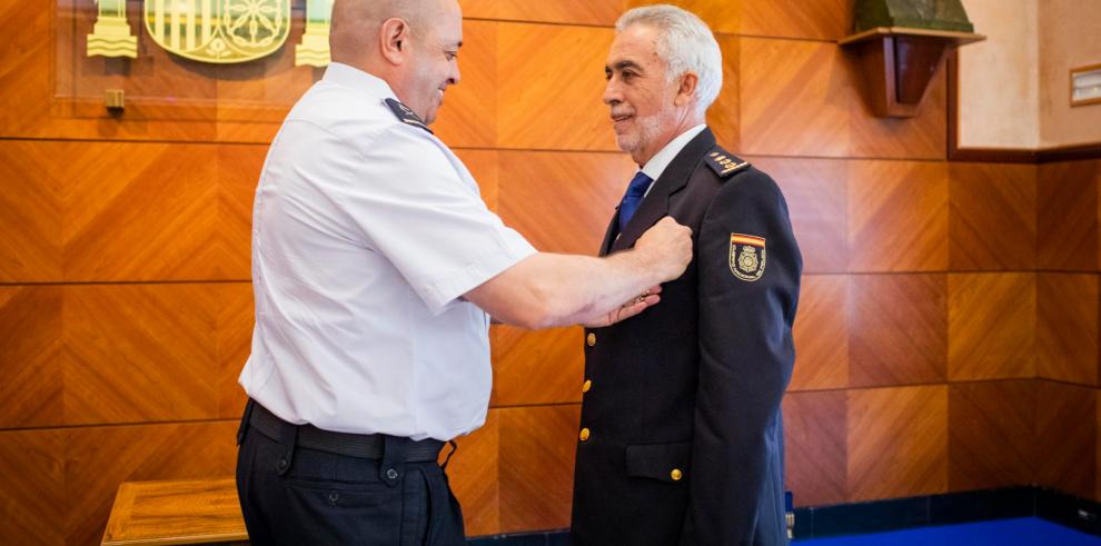 Antonio Rúa recibe la condecoración de manos del jefe superior del Cuerpo Nacional de Policía de Aragón, Juan Carlos Hernández
