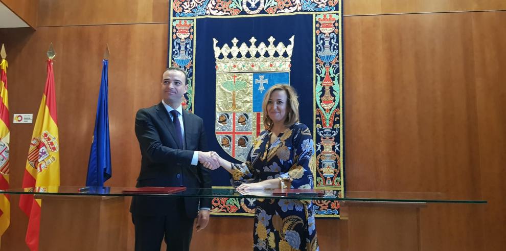 Firma del FITE 2022 entre Mayte Pérez y el secretario de Estado, Alfredo González