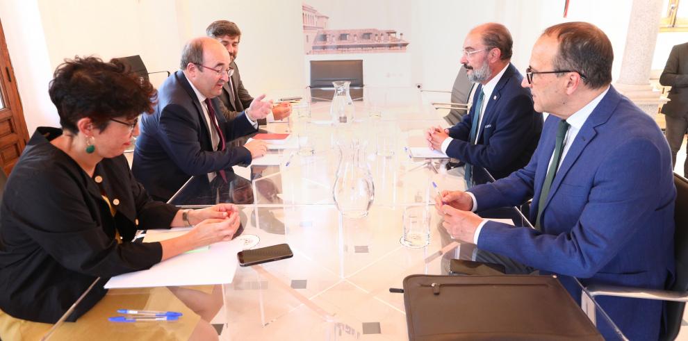 Javier Lambán mantiene un encuentro con el ministro de Cultura y Deporte, Miquel Iceta