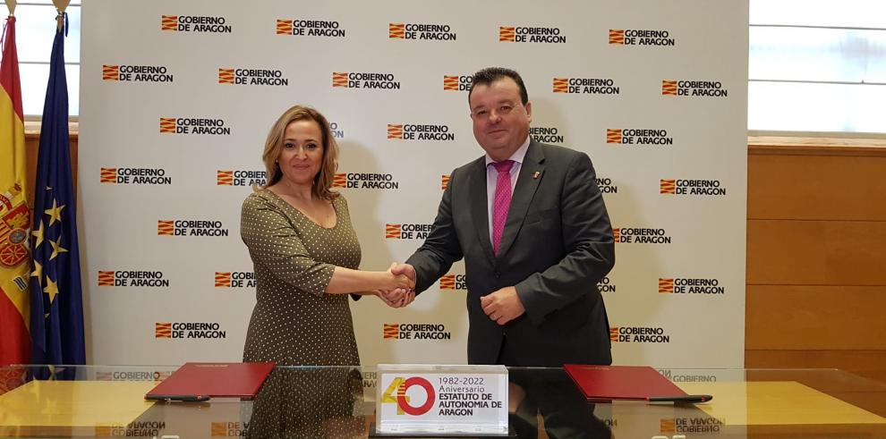 Mayte Pérez y Luis Zubieta, tras la firma de los convenios entre el Gobierno de Aragón y la FAMCP