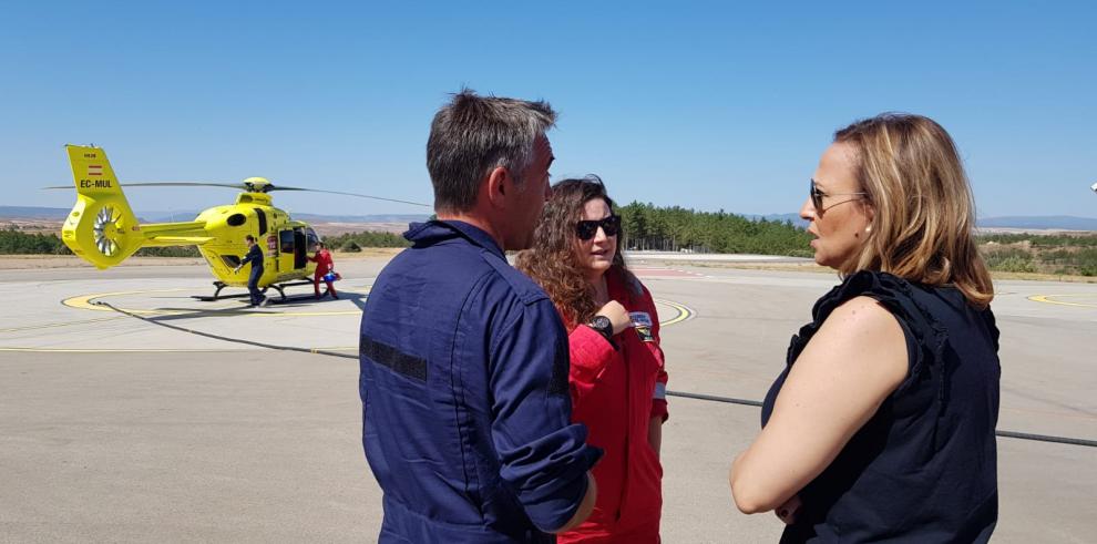 La consejera Mayte Pérez, junto a dos de los miembros de la tripulación del helicóptero del 112 Aragón