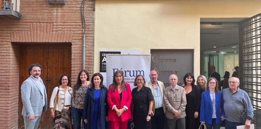 La consejera junto con los representantes de las entidades que componen el Fórum y la alcaldesa de Ejea, Teresa Ladrero.