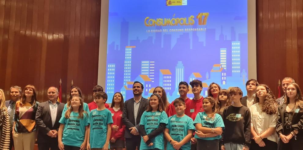 El equipo “Ambelericos” del colegio de Ambel recibe el premio Consumópolis en el Ministerio de Consumo