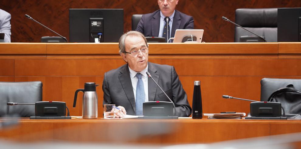 Carlos Pérez Anadón defiende en la Comisión de Hacienda el Presupuesto de 2023 y las secciones de su departamento..