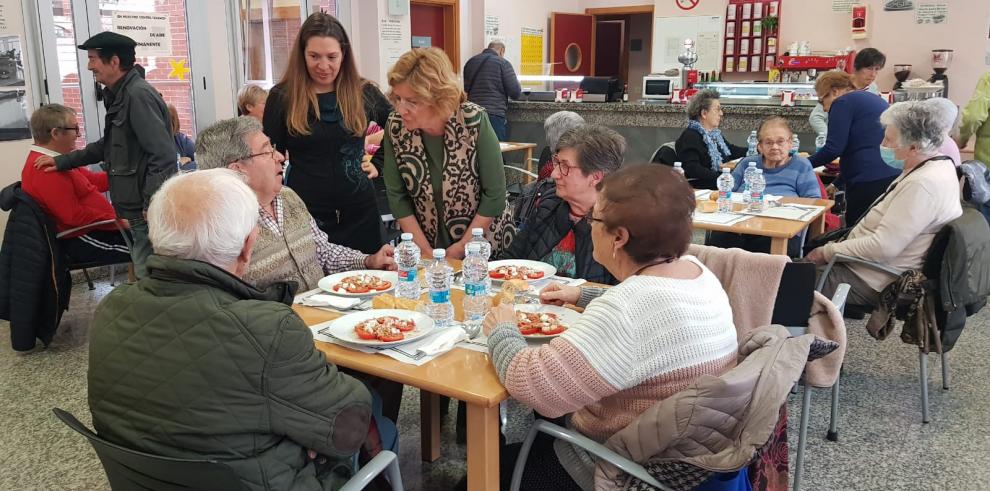 La consejera María Victoria Broto ha visitado el Hogar de personas mayores de Valdefierro (IASS)