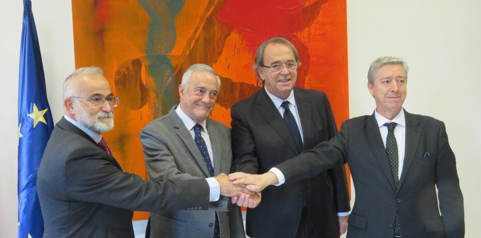 Javier Hernández, Javier Sada, Carlos Pérez Anadón y Alfonso Peña, tras la firma del protocolo.
