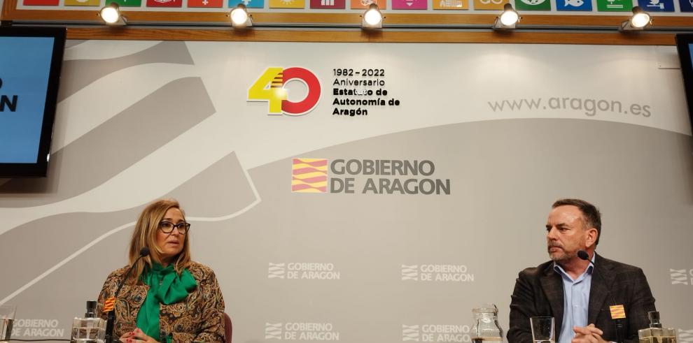 Mayte Pérez y Pedro Machín, en la presentación de la jornada 'Aragón con luz propia'