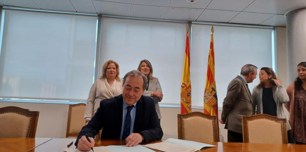 El gerente del SALUD, José María Arnal, en la firma del inicio de acuerdo sobre Primaria.