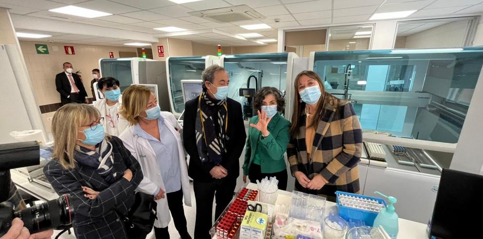 El pie de foto son Sira Repolles junto con la jefa del laboratorio el jefe del salud la directora general de Roche España y la gerente del sector Teruel