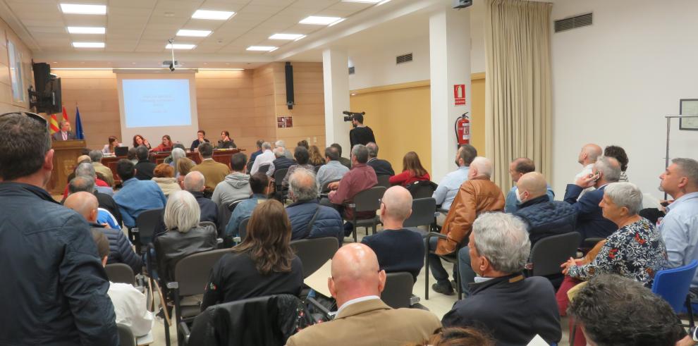 Un momento de la subasta celebrada en dependencias del departamento de Hacienda y Administración Pública del Gobierno de Aragón.