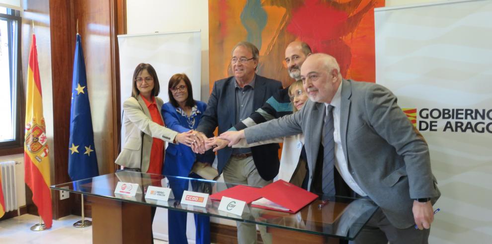 Gobierno de Aragón y sindicatos tras la firma del Convenio Colectivo de la Administración General