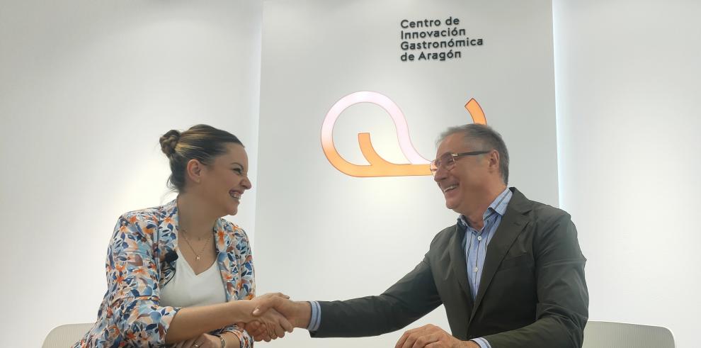 La consejera de Ciencia y el presidente de la Asociación Provincial de Hostelería han firmado el convenio en el Centro de Innovación Gastronómica de Aragón.