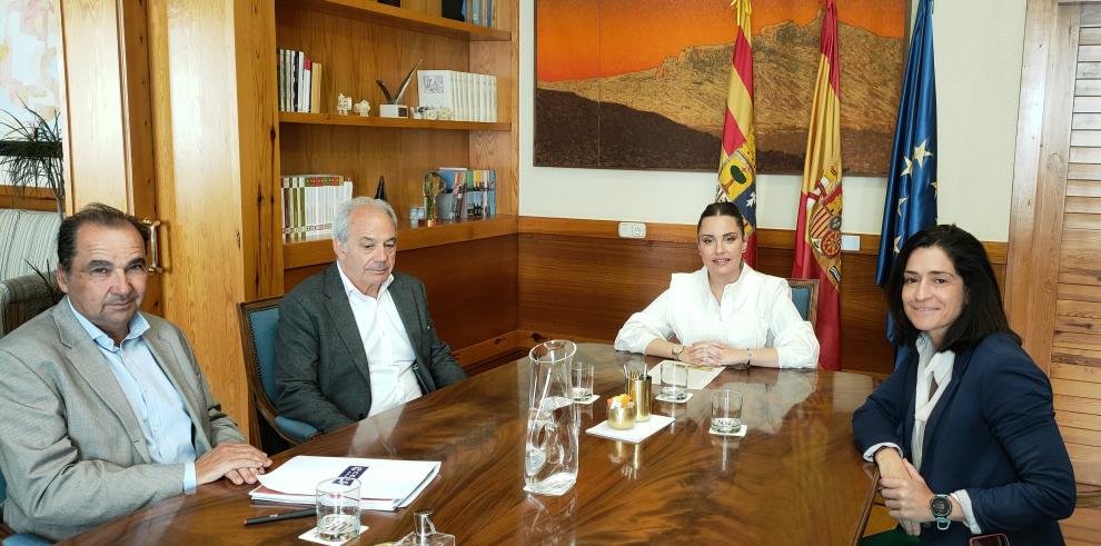 La consejera se ha reunido con CEOE y Directivas de Aragón.