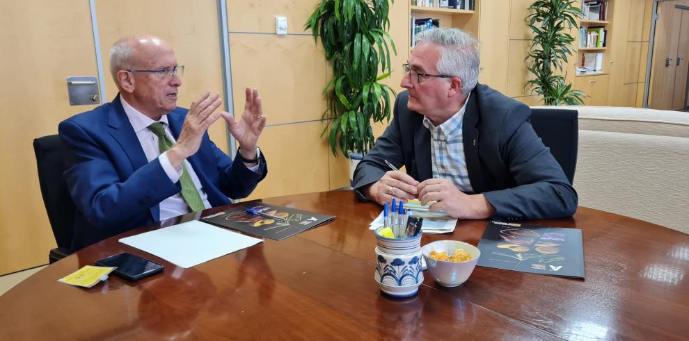 Jordi Carbonell y Joaquín Olona, durante la reunión de este viernes en el despacho del consejero.