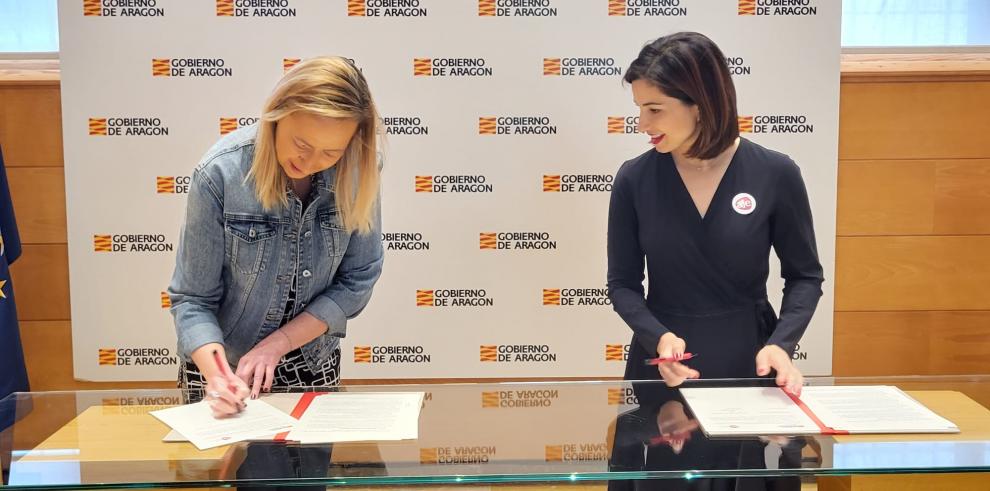 Marta Gastón y Silvia Plaza firman el convenio para la IX edición de MentorizAJE