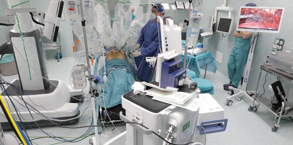 La primera intervención con cirugía robótica en Aragón que se ha realizado en el Servet.