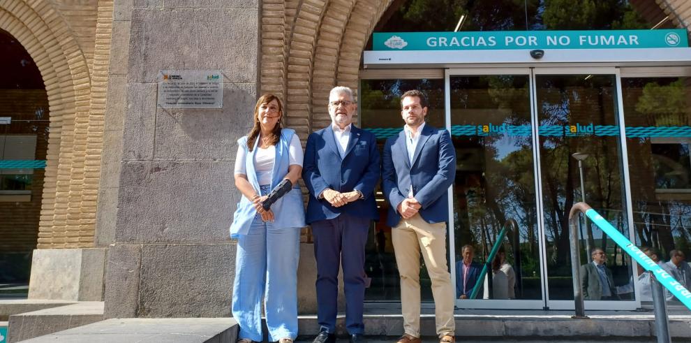 Repollés, Mayoral y el director del Royo, Javier Moreno, junto a la placa que acredita al hospital como centro universitario.