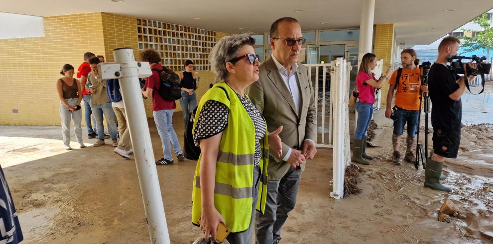 El consejero de Educación, Felipe Faci, ha visitado el CEIP María Zambrano para conocer los daños sufridos por la tormenta de ayer