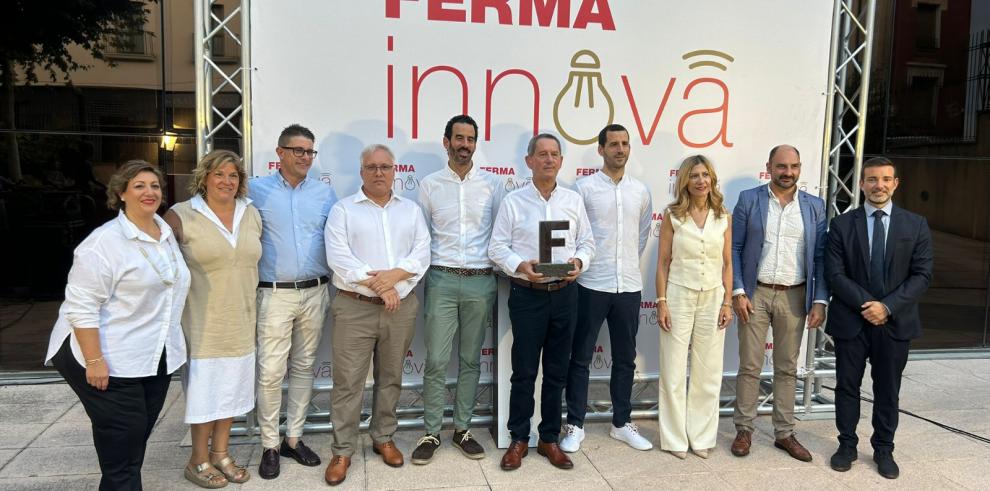 Foto de familia en el transcurso de la entrega del Trofeo FERMA 2023 a Automóviles Serrano