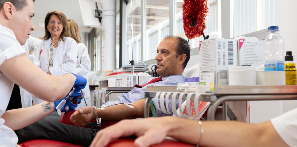 El consejero de Sanidad, José Luis Bancalero Flores, dona sangre, en el Banco de Sangre y Tejidos de Aragón