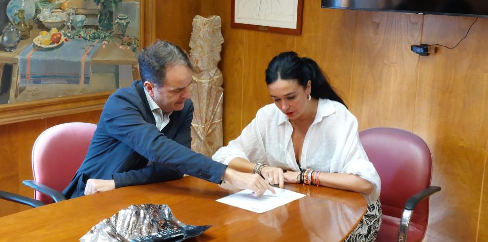 Roberto Bermúdez de Castro y Lorena Orduna en el Ayuntamiento de Huesca