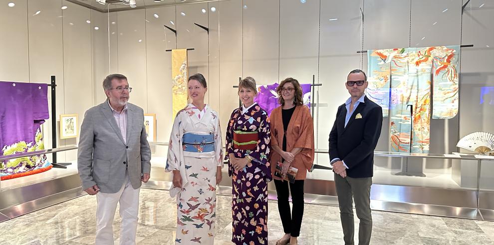Pedro Olloqui, Laura Asín, Corine Dechelette, Anita Henry e Isidro Aguilera en la inauguración de la exposición 'Kimono. Piel de seda'